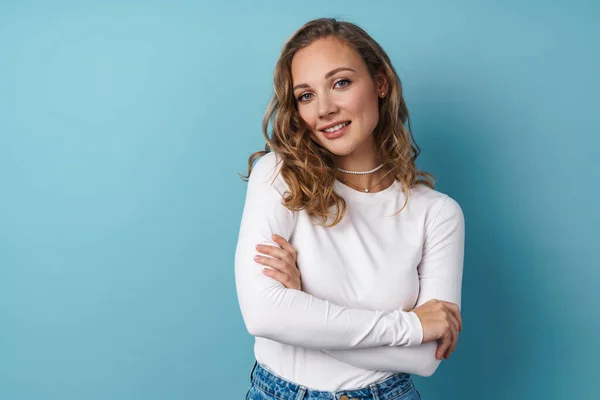 Sarışın Genç Kadın Gülümsüyor Mavi Duvarın Üzerinden Izole Edilmiş Kameraya — Stok fotoğraf