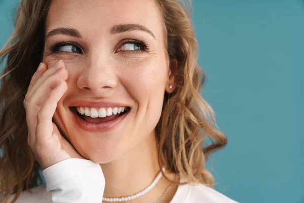 Rubia Joven Mujer Blanca Sonriendo Mirando Lado Aislado Sobre Pared —  Fotos de Stock