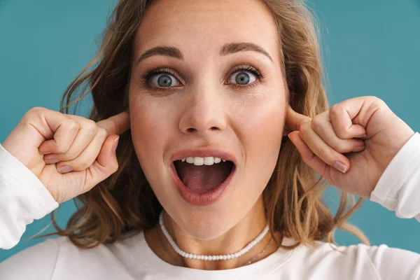 Blond Verrast Vrouw Pluggen Haar Oren Kijken Naar Camera Geïsoleerd — Stockfoto