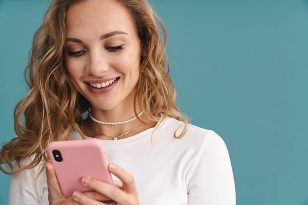 Loira Mulher Feliz Usando Telefone Celular Sorrindo Isolado Sobre Parede — Fotografia de Stock