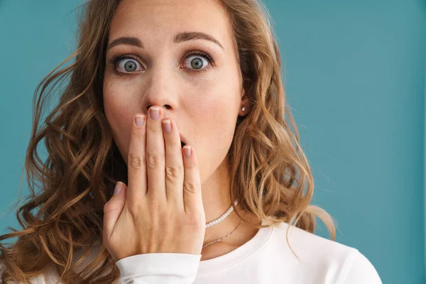 Blonde Shocked Woman Covering Her Mouth Looking Camera Isolated Blue — Stock Photo, Image