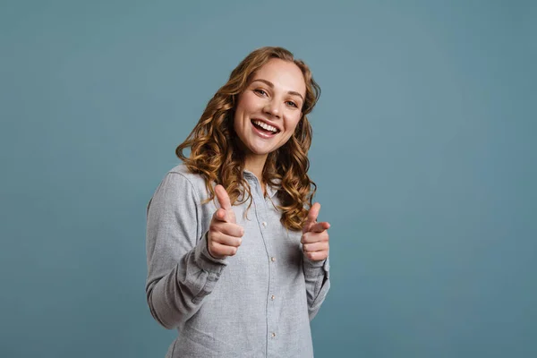 Glückliche Schöne Blonde Mädchen Lächelt Und Zeigt Mit Den Fingern — Stockfoto