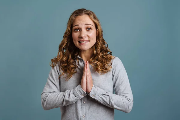 Menina Loira Bonita Confusa Posando Com Palmas Juntas Isoladas Sobre — Fotografia de Stock