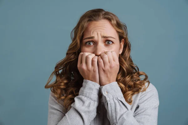 Joven Hermosa Mujer Asustada Pie Sobre Fondo Azul Impactado Cubriendo — Foto de Stock