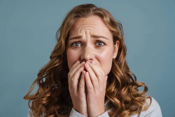 Jong Mooi Bang Vrouw Staande Blauwe Achtergrond Geschokt Bedekking Mond — Stockfoto