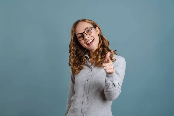 Menina Feliz Óculos Sorrindo Apontando Mais Fino Para Câmera Isolada — Fotografia de Stock