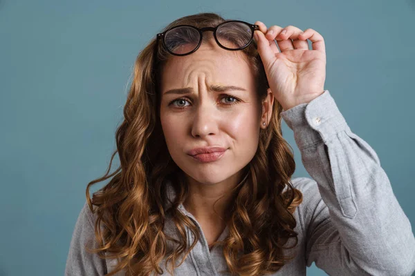 Ongelukkige Blonde Meisje Bril Kijken Naar Camera Geïsoleerd Blauwe Achtergrond — Stockfoto