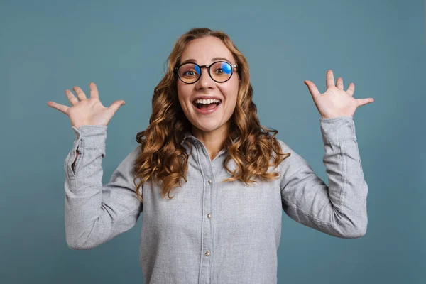 Aufgeregtes Mädchen Mit Brille Lächelt Während Sie Mit Erhobenen Händen — Stockfoto