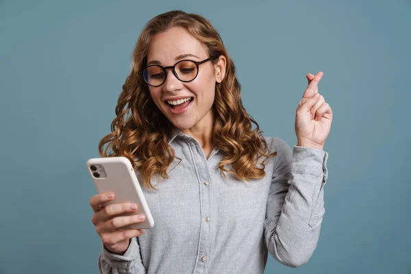 Glimlachende Jonge Casual Vrouw Met Mobiele Telefoon Houden Vingers Gekruist — Stockfoto