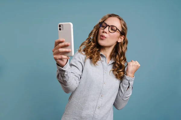 Portret Van Een Gelukkig Opgewonden Meisje Met Mobiele Telefoon Vieren — Stockfoto
