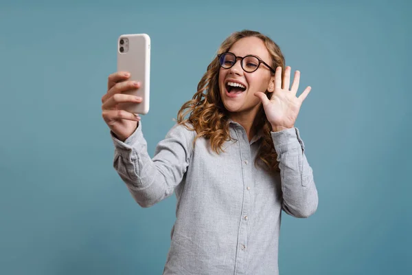 Sonriente Chica Joven Haciendo Foto Selfie Teléfono Inteligente Sobre Fondo —  Fotos de Stock