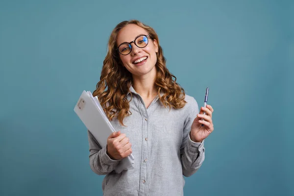 Glückliches Mädchen Mit Brille Lächelt Während Sie Mit Papieren Vor — Stockfoto