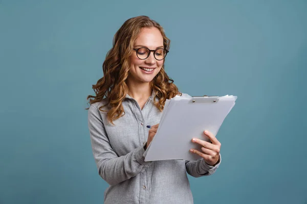 Gelukkig Meisje Bril Glimlachen Terwijl Het Schrijven Van Neer Noten — Stockfoto