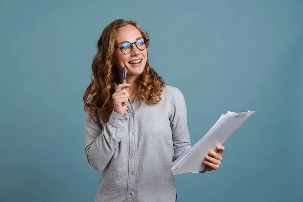 Mavi Arka Planda Saklı Kağıtlarla Poz Verirken Gülümseyen Gözlüklü Mutlu — Stok fotoğraf