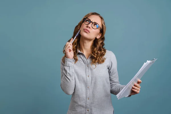 Attraktive Junge Frau Mit Notizblock Und Bleistift Auf Blauem Hintergrund — Stockfoto