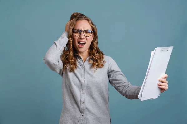 Wütend Irritierte Junge Geschäftsfrau Isoliert Vor Blauem Hintergrund Und Hält — Stockfoto