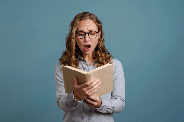 Schockierte Junge Frau Liest Ein Buch Während Sie Isoliert Vor — Stockfoto