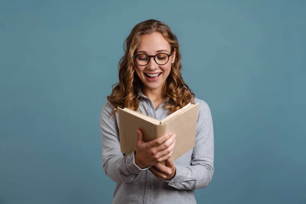 Sonriente Joven Atractiva Leyendo Libro Mientras Está Aislada Sobre Fondo —  Fotos de Stock