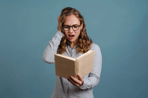 Scioccato Giovane Donna Che Legge Libro Mentre Piedi Isolato Sfondo — Foto Stock