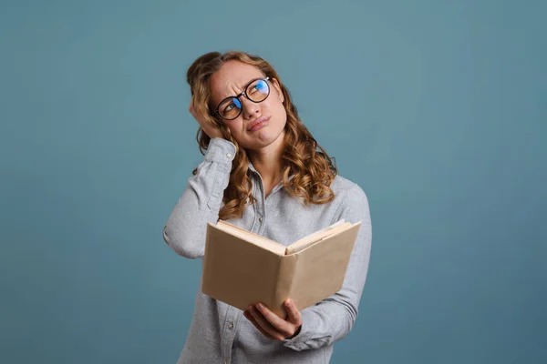 Unzufriedene Schöne Mädchen Brillen Lesen Buch Isoliert Über Blauem Hintergrund — Stockfoto