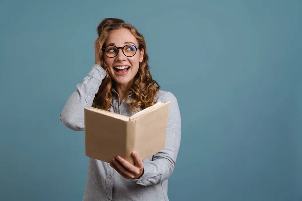 Aufgeregt Schönes Mädchen Brille Buch Lesen Isoliert Über Blauem Hintergrund — Stockfoto
