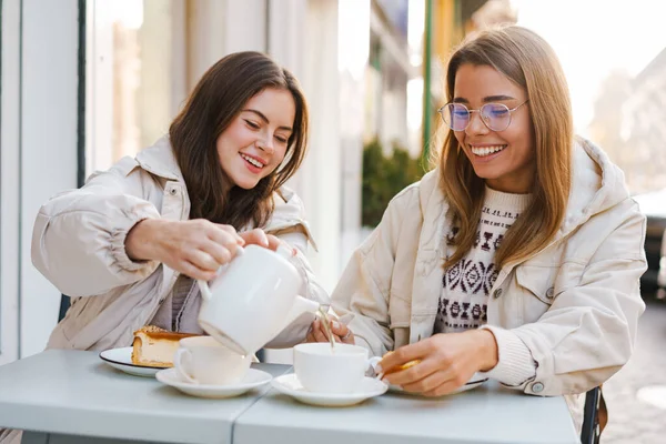 Duas Mulheres Atraentes Alegres Amigos Tomando Chá Bolos Café Livre — Fotografia de Stock