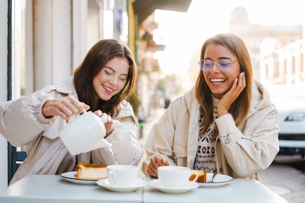 Две Весёлые Привлекательные Подруги Пьют Чай Торты Кафе Открытом Воздухе — стоковое фото