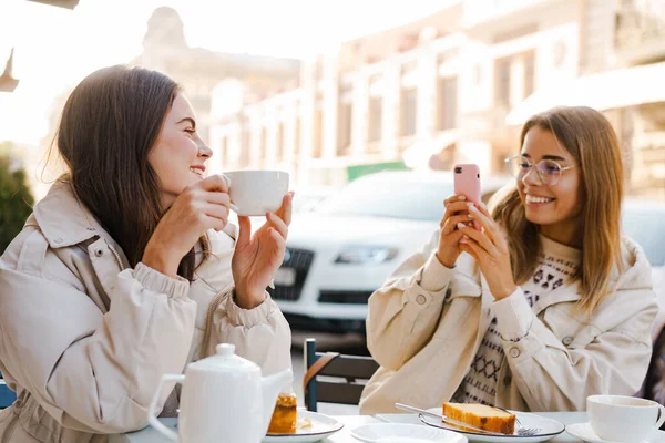 Dos Novias Encantadoras Tomando Fotos Mientras Están Sentadas Café Aire — Foto de Stock