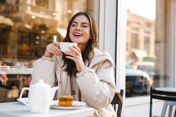 Joven Alegre Tomando Con Pastel Café Aire Libre —  Fotos de Stock