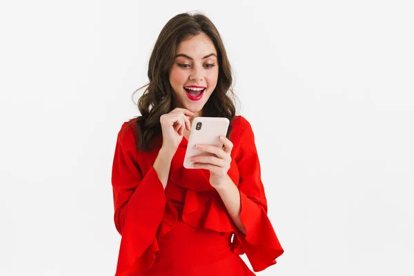 Joven Alegre Vestido Rojo Usando Teléfono Móvil Aislado Sobre Fondo — Foto de Stock