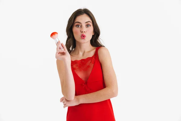 Vacker Glad Ung Kvinna Röd Klänning Hålla Makeup Borste Isolerad — Stockfoto