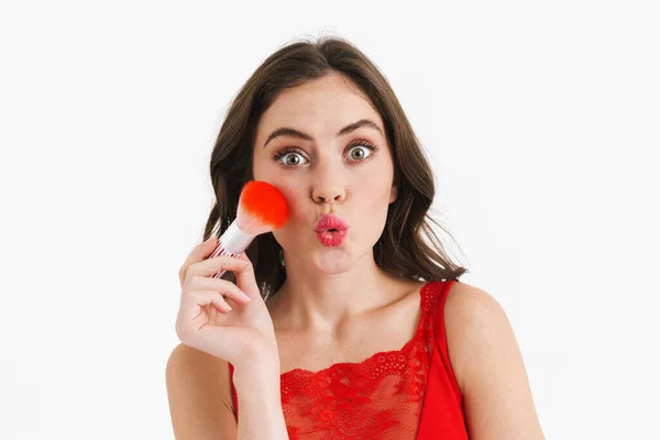 Hermosa Mujer Joven Feliz Vestido Rojo Con Cepillo Maquillaje Aislado — Foto de Stock