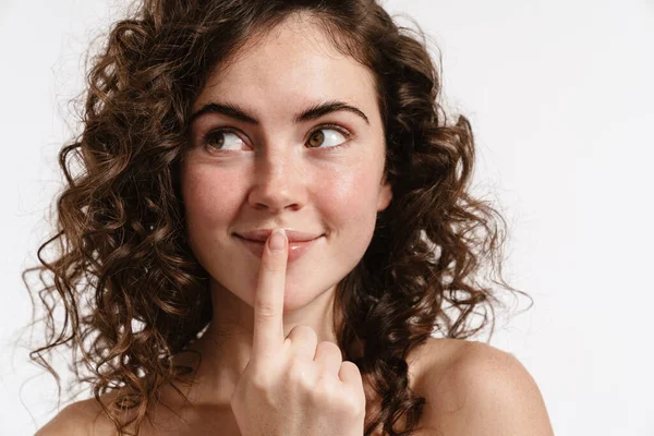 Mulher Encaracolada Seminua Sorrindo Mostrando Gesto Silêncio Isolado Sobre Fundo — Fotografia de Stock