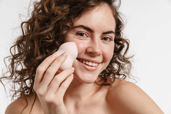Mujer Rizada Semidesnuda Mostrando Esponja Cosmética Sonriendo Cámara Aislada Sobre —  Fotos de Stock