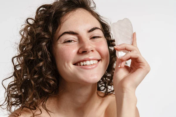 Glad Skjorta Flicka Ler Samtidigt Poserar Med Gua Sha Sten — Stockfoto