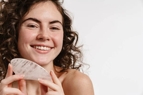 Feliz Chica Sin Camisa Sonriendo Mientras Posando Con Gua Sha —  Fotos de Stock