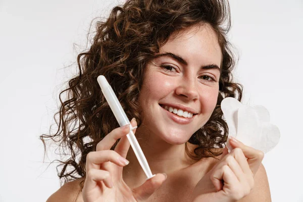Feliz Chica Sin Camisa Sonriendo Mientras Posando Con Dispositivos Cosméticos —  Fotos de Stock
