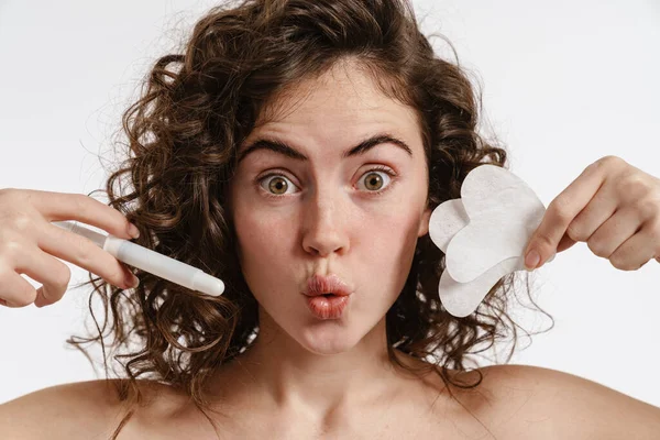 Überraschte Mädchen Ohne Hemd Grimasse Während Sie Mit Kosmetischen Geräten — Stockfoto