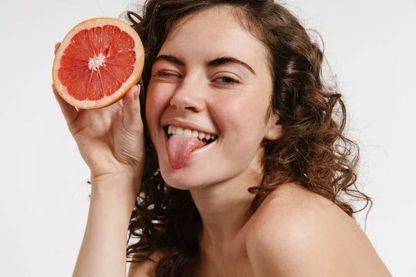快乐的半裸体女孩 有柚子般的眨眼 在白色的背景下露出她的舌头 — 图库照片