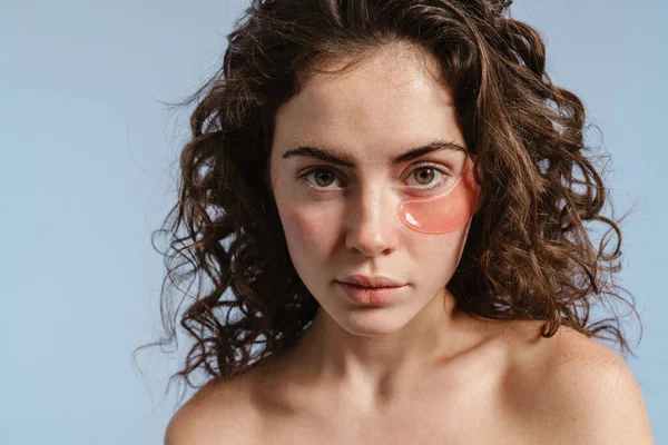 Primer Plano Retrato Belleza Una Atractiva Joven Mujer Usando Maquillaje —  Fotos de Stock