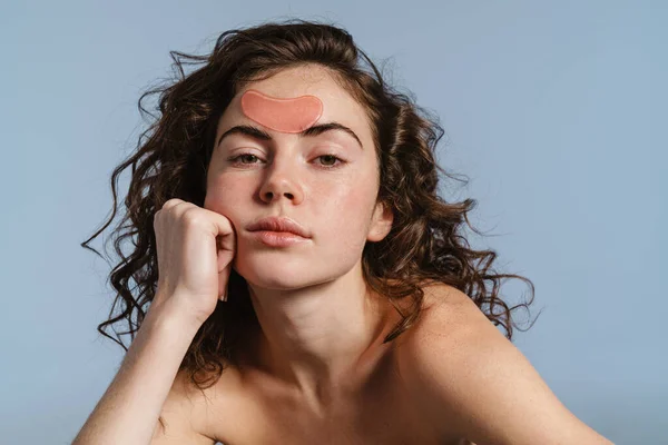 Primer Plano Retrato Belleza Una Atractiva Joven Mujer Usando Maquillaje —  Fotos de Stock