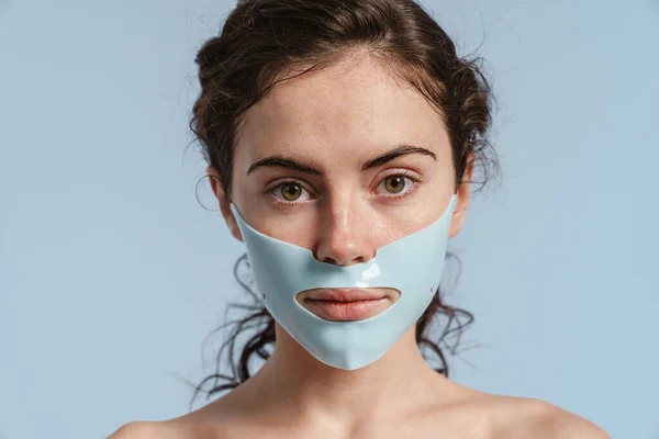 Hermosa Chica Agradable Semidesnuda Posando Con Máscara Facial Aislada Sobre —  Fotos de Stock