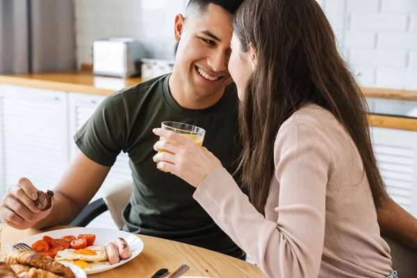 Portrait Young Happy Couple Eating Together Table While Having Breakfast — Stock Photo, Image