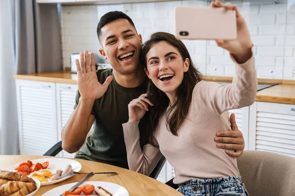 Pareja Feliz Desayunando Cocina Tomando Una Selfie — Foto de Stock