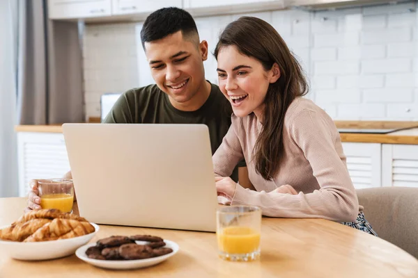 Sonriendo Feliz Pareja Disfrutando Del Desayuno Cocina Mirando Pantalla Del —  Fotos de Stock