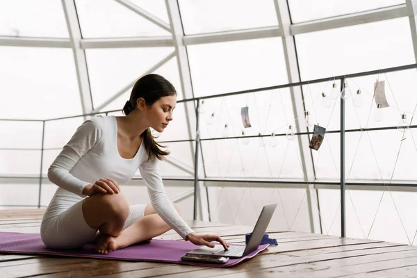 Ung Vit Kvinna Som Använder Laptop Yogautövandet Inomhus — Stockfoto