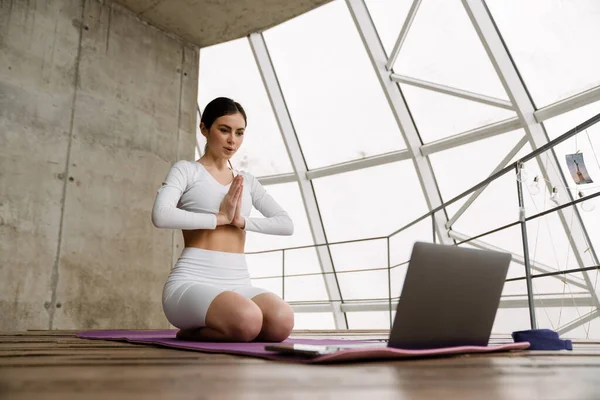 Ung Vit Kvinna Som Använder Laptop Yogautövandet Inomhus — Stockfoto