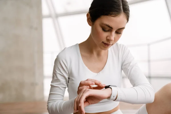 Brünette Weiße Frau Benutzt Smartwatch Während Yoga Praxis Innenräumen — Stockfoto