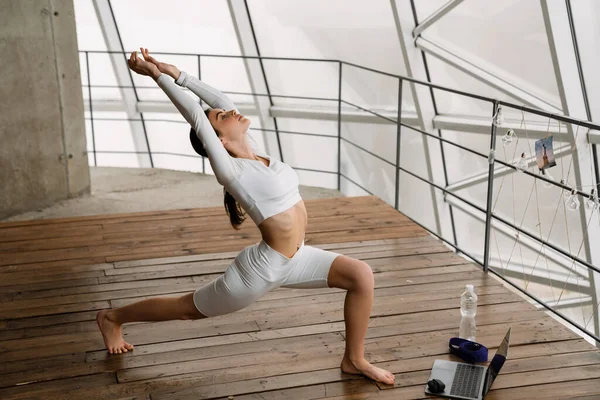 Young White Woman Using Laptop Yoga Practice Indoors — Stock Photo, Image