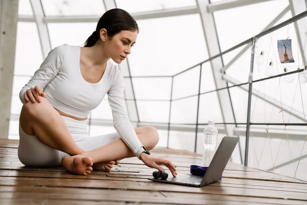 Brunetka Biała Kobieta Pomocą Laptopa Podczas Ćwiczeń Jogi Pomieszczeniach — Zdjęcie stockowe